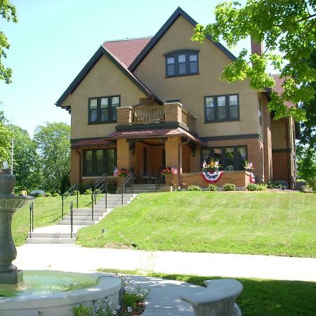 Westphal Mansion Inn Bed & Breakfast Hartford Exterior photo