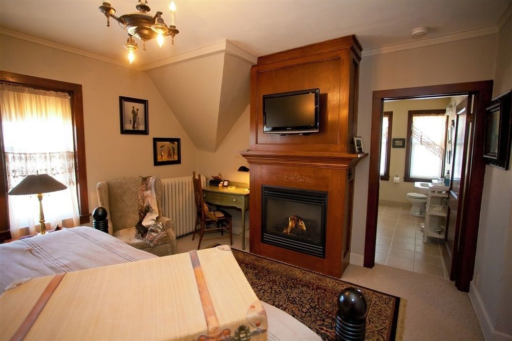 Westphal Mansion Inn Bed & Breakfast Hartford Exterior photo