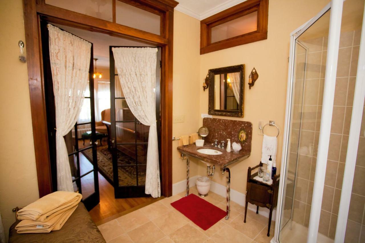 Westphal Mansion Inn Bed & Breakfast Hartford Exterior photo